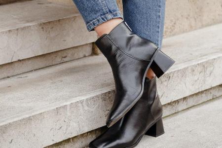 Sogenannte Square Toes waren bereits im Sommer in Sandalenform an vielen Füßen zu bewundern. Diesen Trend nehmen wir mit in ...