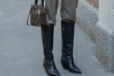 Pirate Boots geben jedem Herbst-Look eine abenteuerliche Ausstrahlung. Am besten passt der Trend zu Kleidern und Röcken, abe...