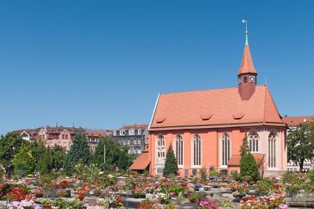 Albrecht Dürer, Veit Stoß, Ludwig Feuerbach und andere Berühmtheiten liegen auf dem Johannisfriedhof der Lebkuchenstadt. Bes...