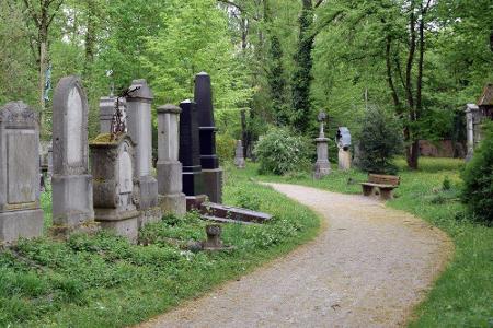 Hier wird schon lang nicht mehr bestattet: Der Alte Südfriedhof in München wird von den Einheimischen gern zum Spazierengehe...