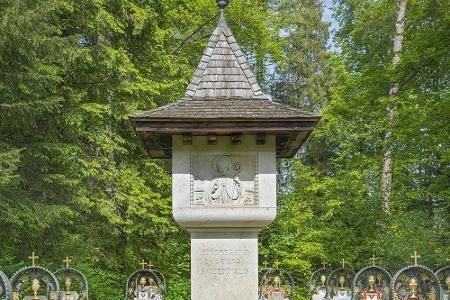 Angelegt im Jahr 1905 war der Waldfriedhof der erste seiner Art in Deutschland. Neben Bäumen unterstreichen ein See, Wiesen ...