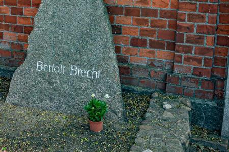 Im Berliner Ortsteil Mitte befindet sich der Dorotheenstädtische Friedhof. Dieser erstreckt sich über 17.000 Quadratmeter un...