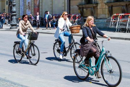 Wer München nicht zu Fuß erkunden möchte, sollte sich am besten ein Fahrrad leihen. Denn die bayerische Hauptstadt hat ein s...