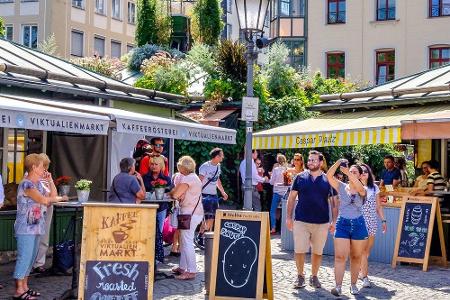 Einen Steinwurf davon entfernt befindet sich der berühmte Viktualienmarkt. Verschiedenste Stände bieten jede Menge Leckereie...
