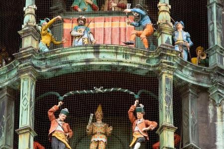 Ein wahrer Touristenmagnet ist das Glockenspiel des Neuen Rathauses, das sich auf dem Marienplatz im Zentrum Münchens befind...