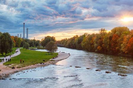 Sehr beliebt bei den Einheimischen ist ein Spaziergang an der Isar - und das zu jeder Jahreszeit. Der Fluss fließt knapp 14 ...