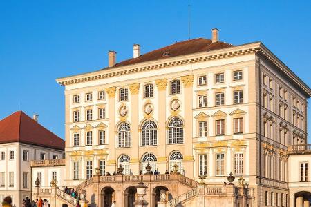 Einen Einblick in die bayerische Geschichte bekommen Touristen bei einem Besuch im Schloss Nymphenburg. In den prunkvollen R...