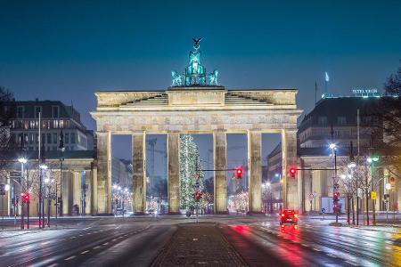 Beim Hauptstadt-Bundesland Berlin beginnt die günstigere Hälfte der Bundesrepublik. 1,580 Euro kostet ein Liter Super im Sch...