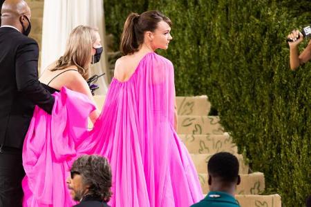 ...war dann umso größer, als die britische Schauspielerin in einem Traum aus Pink, entworfen von Valentino, auf der Party er...