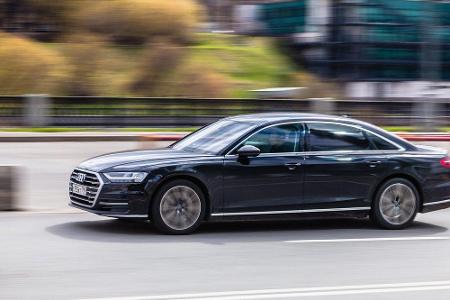 Fünf der acht Bundesminister nehmen in einem hybriden Audi A8 Platz: Bildungsministerin Karlicek (CDU), Wirtschaftsminister ...