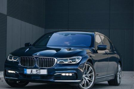 Die anderen drei Bundesminister lassen sich in hybriden 7er BMWs chauffieren: Umweltministerin Schulze (SPD), Verkehrsminist...