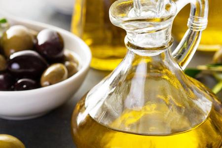 Für den Gartensalat am Abend am besten Olivenöl verwenden. Seine Ölsäure wirkt unter anderem einem hohen Cholesterinspiegel ...