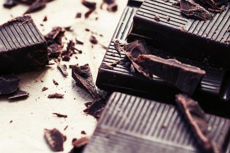 Die gesündere Alternative zu Cookies, Eis und Co. ist etwa Zartbitterschokolade mit einem hohen Kakaoanteil.