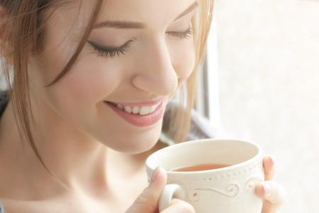 Softdrinks lassen sich durch aromatische Tees ersetzen. Manchmal reicht auch schon eine Scheibe Zitrone oder frische Beeren ...