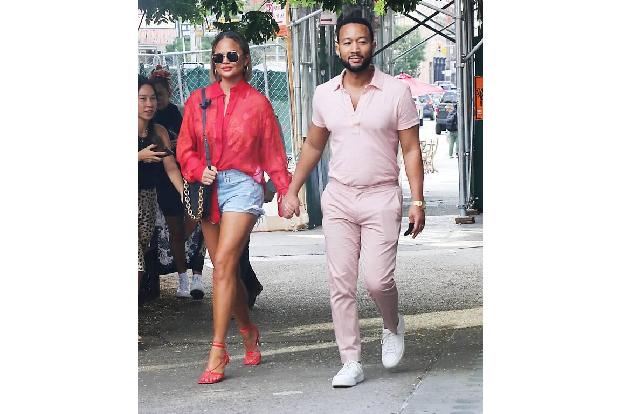 Chrissy Teigen lebt ihr gesamtes Leben in der Öffentlichkeit, und so wurden Fans auch Zeugen von Chrissys Trauer auf Social ... Chrissy Teigen lebt ihr gesamtes Leben in der Öffentlichkeit, und so wurden Fans auch Zeugen von Chrissys Trauer auf Social ...