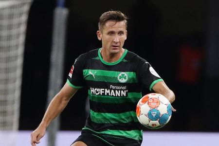 Ordentliche Präsenz im Mittelfeld, schaffte es jedoch nicht, Ruhe in sein Spiel zu bekommen. War beim 0:2 von Kimmich nicht ...