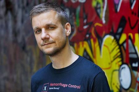 Moderator Tobias Schlegl hat die gleiche Richtung eingeschlagen, ist sogar noch einen Schritt weitergegangen: Er arbeitet mi...