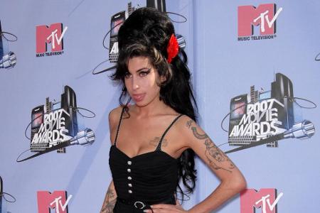 Wo auch immer Amy Winehouse auftrat, die Blicke waren ihr sicher. Mit ihren stark toupierten Haaren sorgte die 2011 verstorb...