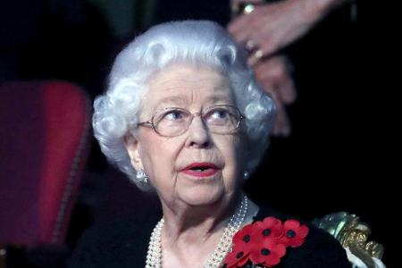 Seit Jahrzehnten präsentiert sich Queen Elizabeth II. mit ein und demselben Haarstyling. Abwechslung bringt das Oberhaupt de...