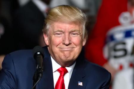 Wie viele Schlagzeilen musste der ehemalige US-Präsident Donald Trump in den vergangenen Jahren wohl über seine Frisur lesen...