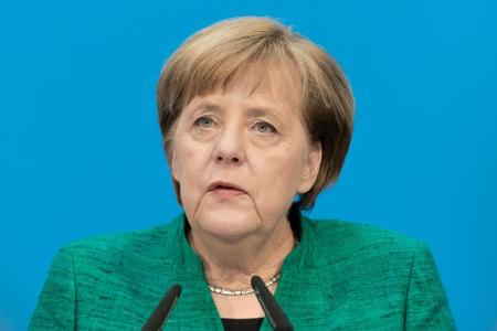 Auch Bundeskanzlerin Angela Merkel trägt seit Jahren dieselbe Frisur: Sie ist Fan vom Topfschnitt.