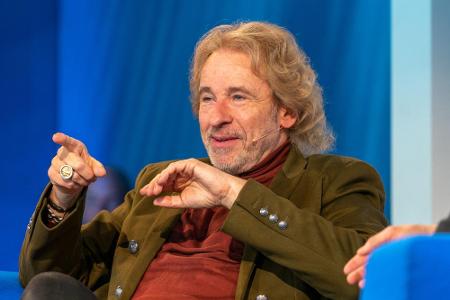 Moderator und Entertainer Thomas Gottschalk liebt den extravaganten Auftritt. Seine blonde Lockenmähne passt da nur allzu gu...