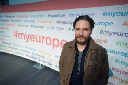 Daniel Brühl spielte Niki Lauda in Ron Howards 'Rush', Chris Hemsworth mimte dessen Konkurrenten James Hunt. Das adrenalinge...