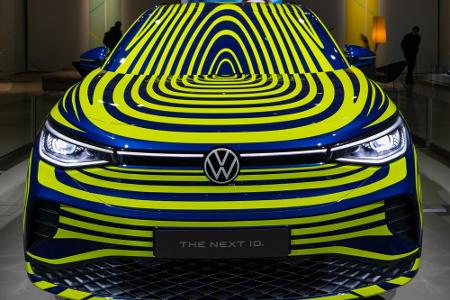 Volkswagen verkauft weiterhin mit Abstand die meisten Fahrzeuge in Deutschland, rund 40.000 waren es im Februar 2021. Vergli...