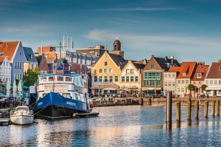 Für den neunten Platz geht es an die Nordsee. Die Hafenstadt Husum konnte sich über durchschnittlich 2.510 Suchanfragen pro ...