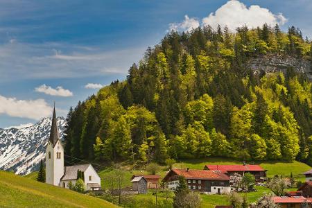 Oberstdorf im Oberallgäu belegt mit einem Suchvolumen von 2.790 pro Monat den sechsten Platz. Der bayerische Ort ist für sei...