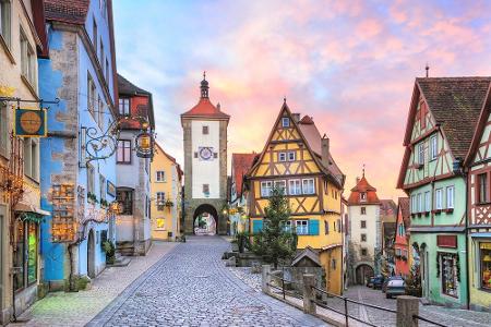 Auf Platzt vier landet Rothenburg ob der Tauber - auch mit 2.910 Suchanfragen. Hier können Urlauber Fachwerkhäuser bestaunen...