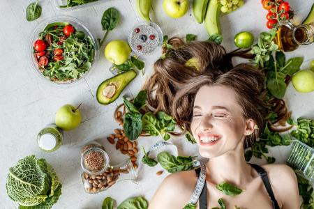 Was viele nicht wissen: Die Haarpflege fängt bei der richtigen Ernährung an. So regen etwa grüne Lebensmittel wie Spinat, Br...