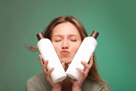 Experten raten bei der Haarwäsche außerdem zu einer Kombination aus zwei Produkten: ein Volumen-Shampoo für den Ansatz und e...