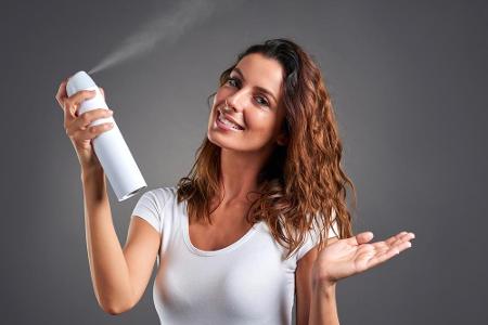 Föhnspray, Schaumfestiger, Haarspray - dünnes Haar liebt alles, was beim Styling für mehr Griffigkeit sorgt.