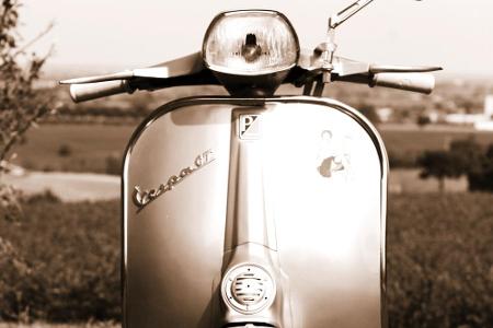 Die Vespa 125 aus dem Jahr 1951 ähnelt den Modellen von heute bereits sehr. Besonders berühmt gemacht haben sie Audrey Hepbu...