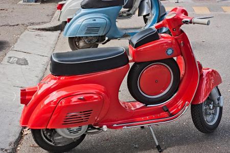 Ein echtes Sammlerstück ist die Vespa 90 Super Sprint aus dem Jahr 1966. Ihre offensichtliche Besonderheit: das in der Mitte...