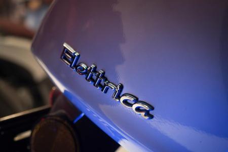 Seit 2018 gibt es auch eine elektrische Vespa. Die Elettrica kommt bei einer Höchstgeschwindigkeit von 45 km/h gut 100 Kilom...