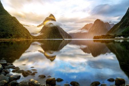 Mit einer Fläche von 12.500 Quadratkilometer ist der Fiordland-Nationalpark der größte Neuseelands. Die glasklaren Seen und ...