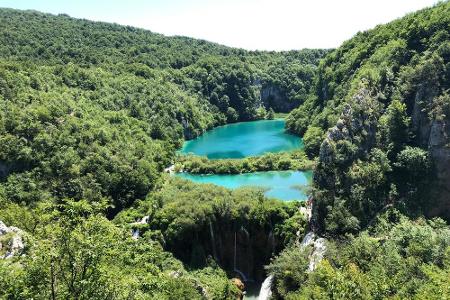 In Mittelkroatien wartet der älteste Nationalpark Südosteuropas auf Wanderhungrige. Die Plitvicer Seen dienten als Filmkulis...