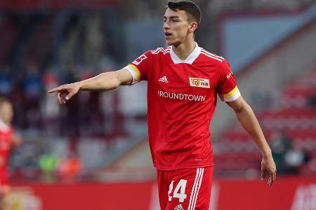 Ging dem Ball häufig aktiv entgegen und holte sich die Zuspiele schon tief im Mittelfeld ab. Agierte selbst mit dem Leder ab...