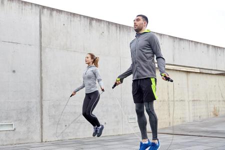 Kann Seilspringen ganze Trainingseinheiten ersetzen? Die Antwort lautet ganz klar: Ja! Denn der Trendsport lässt die Kilos p... Kann Seilspringen ganze Trainingseinheiten ersetzen? Die Antwort lautet ganz klar: Ja! Denn der Trendsport lässt die Kilos p...