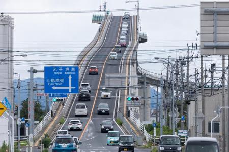 Unter der Eshima-Ohashi-Brücke in Japan müssen Schiffe durchpassen. Die Architekten planten deshalb eine Steigung von 6,1 Pr...