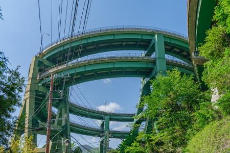 Ebenfalls in Japan: Die Kawazu-Nanadaru Loop Bridge, die sehr stark an eine Wasserrutsche erinnert. Der Hang war offenbar zu...