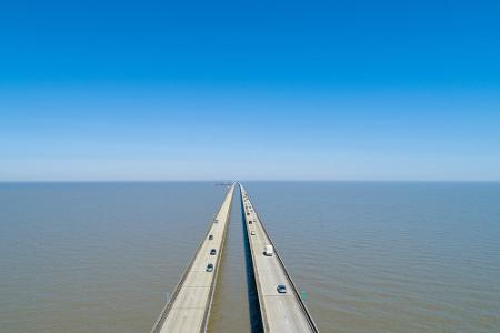 Die Lake-Pontchartrain-Brücke im US-Bundesstaat Louisiana sieht nicht gerade spektakulär aus - doch die Länge macht den Unte...