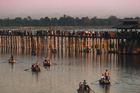 Südlich von Amarapura, Myanmar, liegt der Taungthaman-See. Über das Gewässer führt die 1,2 Kilometer lange U-Bein-Brücke. Si...