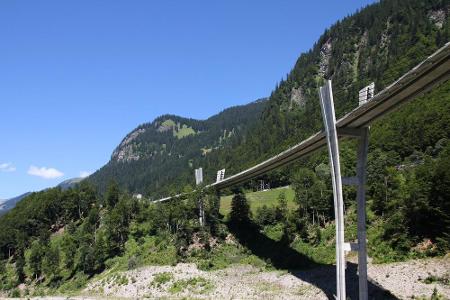 Kurvenreich ist die Sunnibergbrücke im Schweizer Kanton Graubünden. Die Konstruktion ist eine Schrägseilbrücke. Das bedeutet...