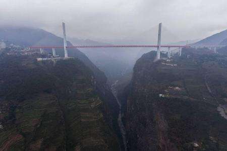 Im Süden Chinas ist die höchste Brücke der Welt zu finden. Die Beipanjiang-Brücke wurde 2016 fertiggestellt und ist 1.341 Me...