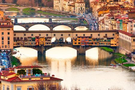 In Sachen Schönheit ist die Ponte Vecchio in Florence (Italien) kaum zu überbieten. Das Gebilde bringt Fußgänger schon seit ...