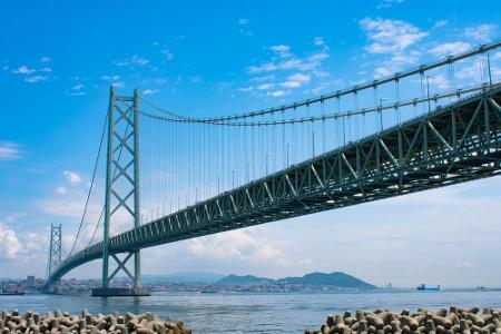 Die längste Hängebrücke der Welt ist in Japan zu finden: Die Akashi-Kaikyo-Brücke trumpft mit einer Spannweite von 3.911 Met...