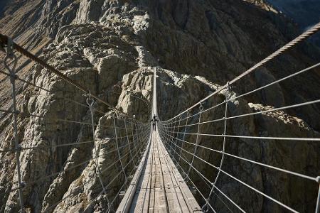 Höhenangst darf man bei dieser Hängeseilbrücke nicht haben: Die Triftbrücke im Schweizer Kanton Bern spannt sich in rund 100...